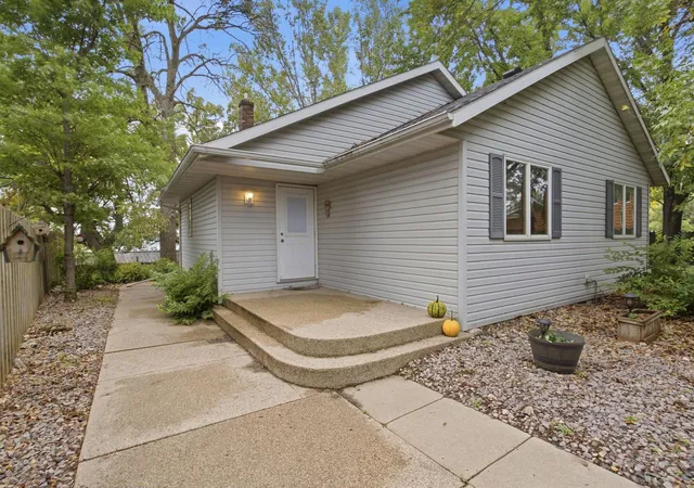 Photo 2 of Single family home for sale at 5134 E Eagle Lake Rd, Willmar, MN 56201 | MLS# 7150868 | Listing updated on 2026-09-28
