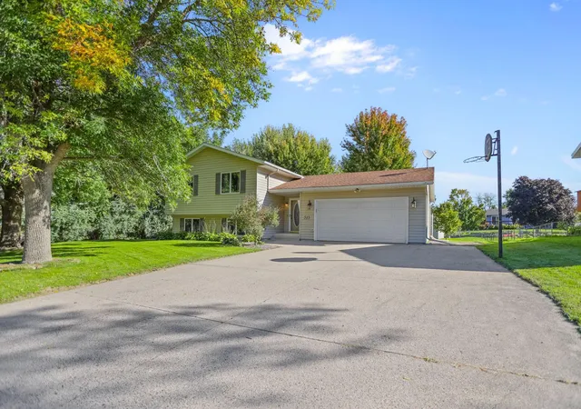 Photo 3 of Single family home for sale at 515 Cindy Ln, Owatonna, MN 55060 | MLS# 7150870 | Listing updated on 2026-10-22
