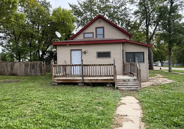 Photo 3 of Single family home for sale at 31 E Ripley St, Litchfield, MN 55355 | MLS# 7150873 | Listing updated on 2026-09-29