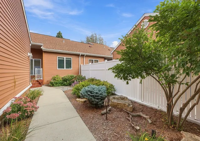 Photo 3 of Single family home for sale at 3307 W Prairiewood Dr S, Fargo, ND 58103 | MLS# 7150897 | Listing updated on 2026-09-27
