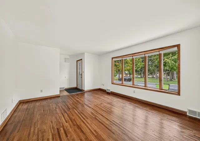 Photo 4 of Single family home for sale at 181 E 7th Street, Zumbrota, MN 55992 | MLS# 7150944 | Listing updated on 2026-10-03