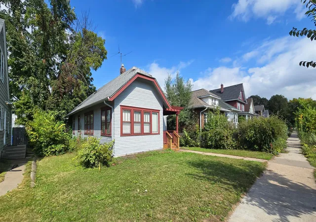 Photo 3 of Single family home for sale at 749 Geranium Ave E, Saint Paul, MN 55106 | MLS# 7150960 | Listing updated on 2026-09-29