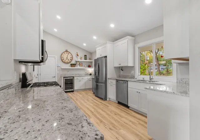 Photo 4 of Single family home for sale at 230 Maple Is Rd, Burnsville, MN 55306 | MLS# 7151003 | Listing updated on 2026-10-21
