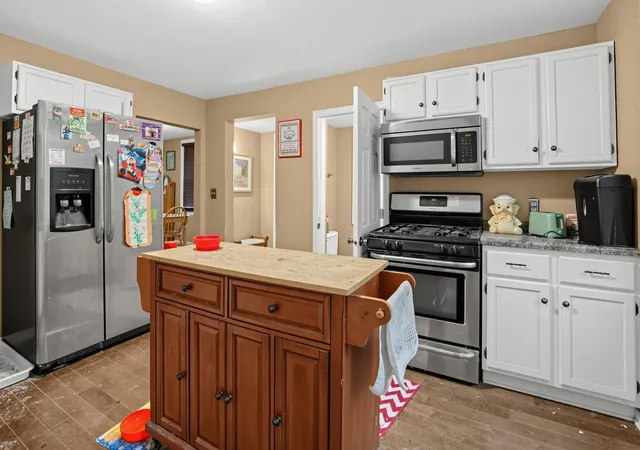 Photo 3 of Single family home for sale at 872 Lawson Ave E, Saint Paul, MN 55106 | MLS# 7151156 | Listing updated on 2026-10-08