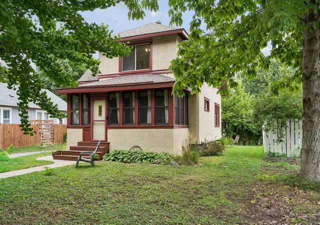 Photo 2 of Single family home for sale at 524 Lexington Pkwy N, Saint Paul, MN 55104 | MLS# 7151166 | Listing updated on 2026-09-28