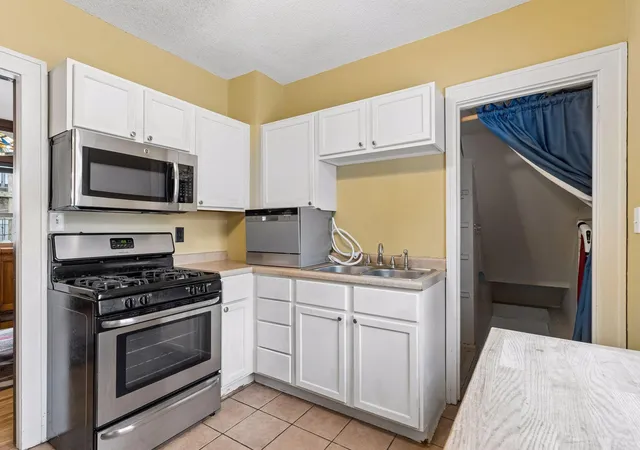 Photo 3 of Single family home for sale at 524 Lexington Pkwy N, Saint Paul, MN 55104 | MLS# 7151166 | Listing updated on 2026-09-28