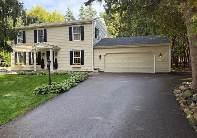 Photo 1 of Single family home for sale at 7829 Somerset Cir, Saint Paul, MN 55125 | MLS# 7151243 | Listing updated on 2026-10-01