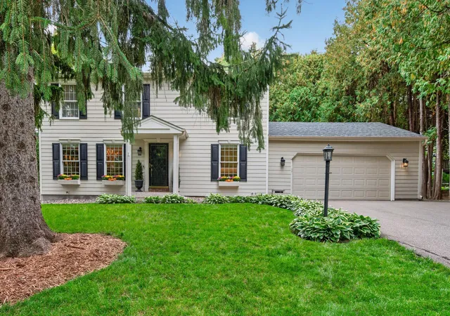 Photo 3 of Single family home for sale at 7829 Somerset Cir, Saint Paul, MN 55125 | MLS# 7151243 | Listing updated on 2026-10-01