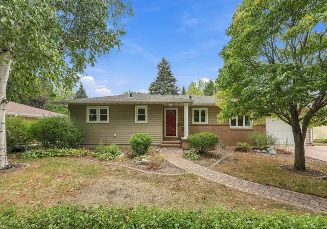 Photo 1 of Single family home for sale at 2831 Edgewood Dr N, Fargo, ND 58102 | MLS# 7151312 | Listing updated on 2026-10-02