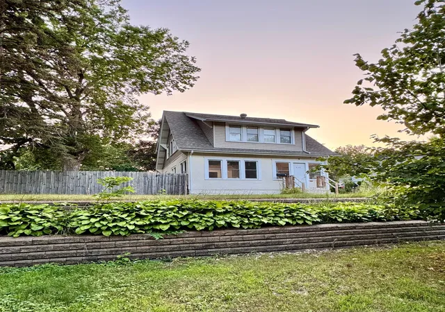 Photo 1 of Single family home for sale at 929 Barclay St, Saint Paul, MN 55106 | MLS# 7151316 | Listing updated on 2026-10-06