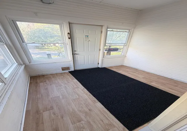 Photo 3 of Single family home for sale at 929 Barclay St, Saint Paul, MN 55106 | MLS# 7151316 | Listing updated on 2026-10-10