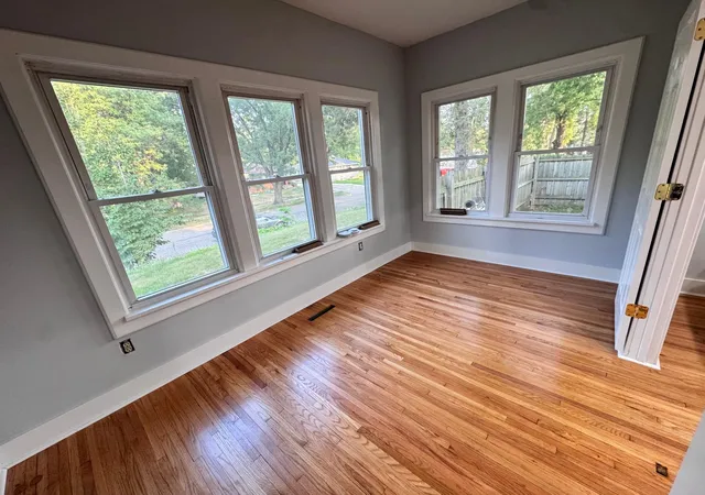 Photo 4 of Single family home for sale at 929 Barclay St, Saint Paul, MN 55106 | MLS# 7151316 | Listing updated on 2026-10-06