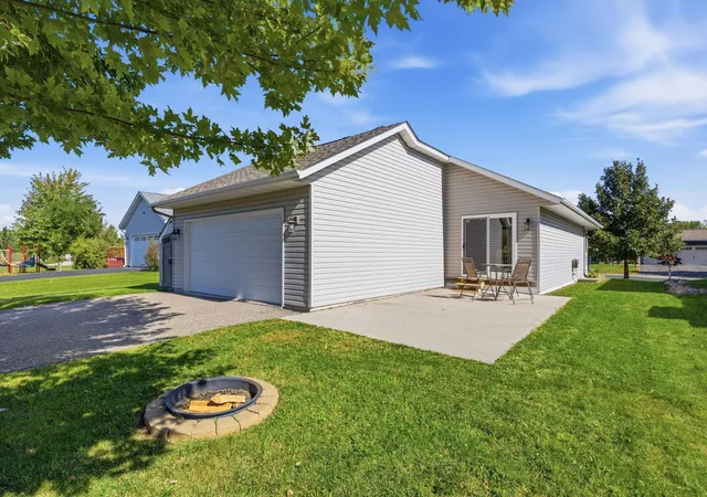 Photo 1 of Single family home for sale at 460 Minnesota St NW, Hutchinson, MN 55350 | MLS# 7151389 | Listing updated on 2026-10-19