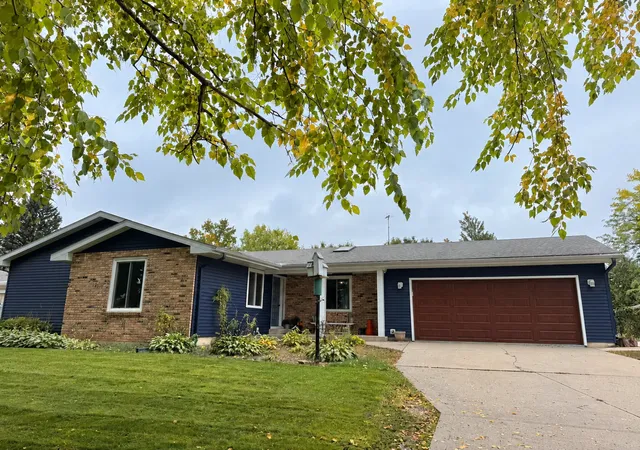 Photo 1 of Single family home for sale at 350 13th Street Sw, Owatonna, MN 55060 | MLS# 7151394 | Listing updated on 2026-10-14