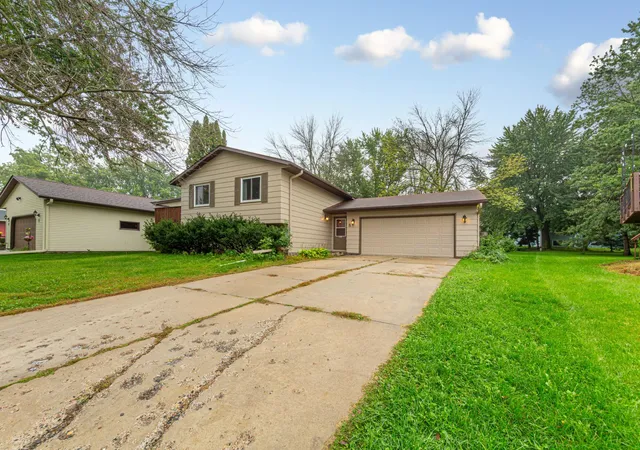 Photo 3 of Single family home for sale at 8 Aspen Ct, Faribault, MN 55021 | MLS# 7151436 | Listing updated on 2026-10-08