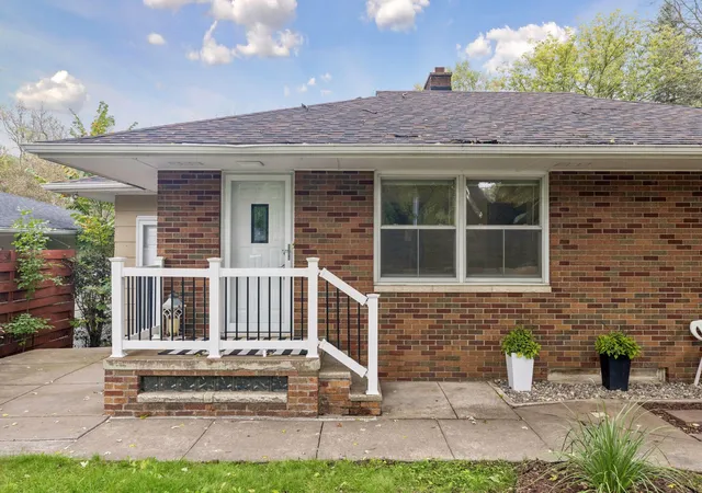 Photo 4 of Single family home for sale at 1814 Mcknight Rd N, Saint Paul, MN 55109 | MLS# 7151439 | Listing updated on 2026-10-23