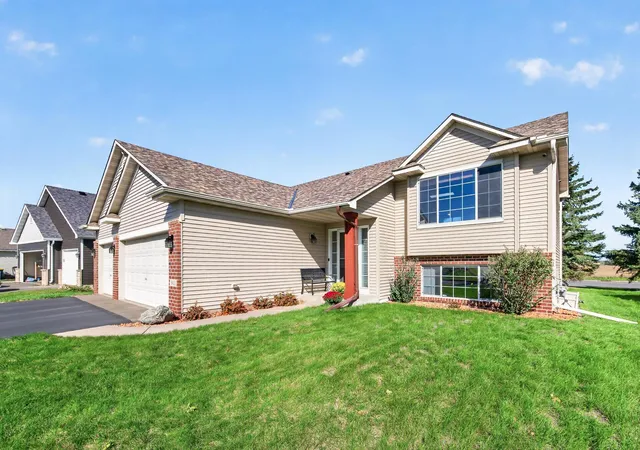 Photo 2 of Single family home for sale at 911 Cobblestone Ln, Belle Plaine, MN 56011 | MLS# 7151475 | Listing updated on 2026-10-08