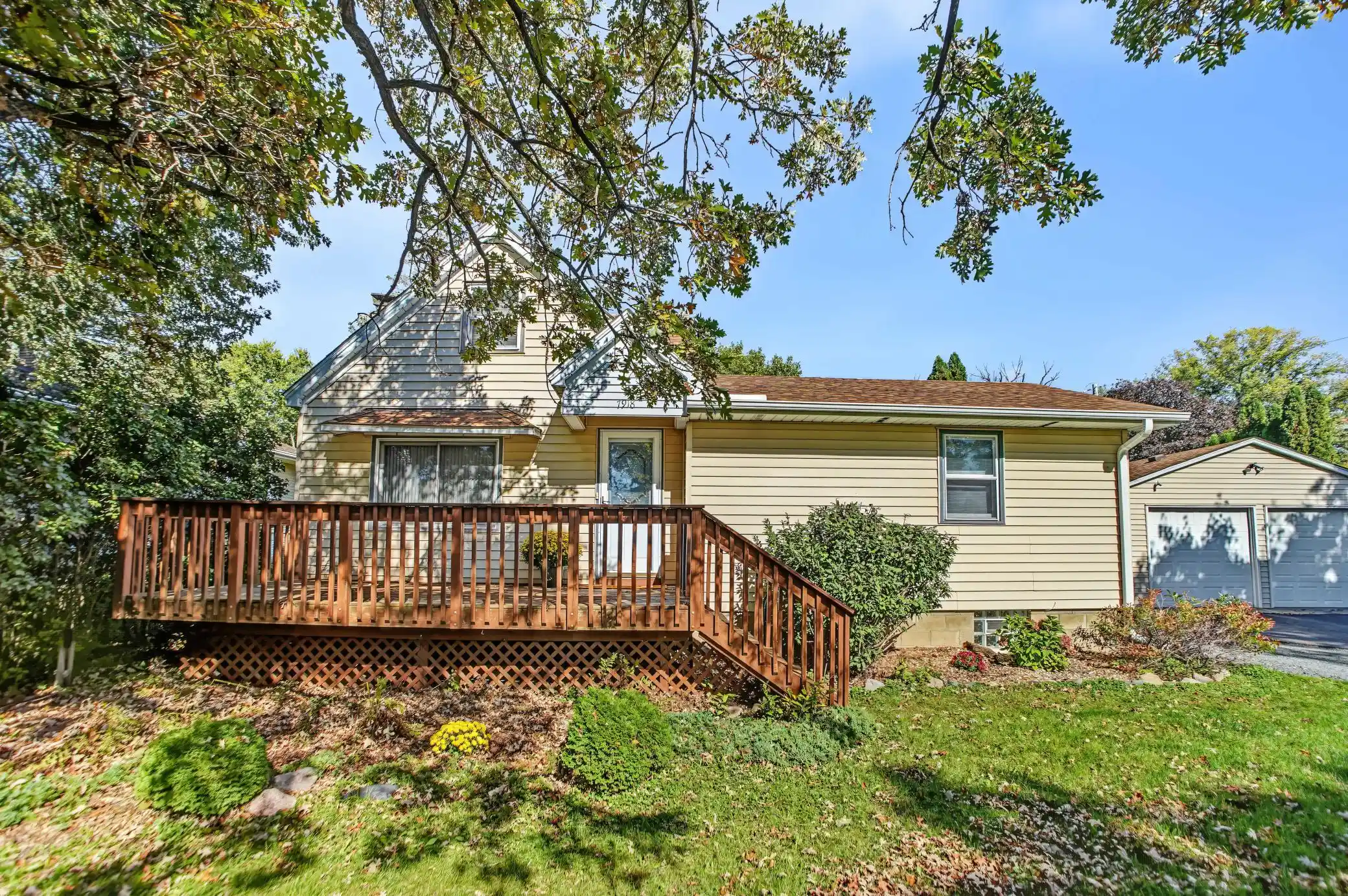 Photo 1 of Single family home for sale at 7918 Stillwater Blvd N, Saint Paul, MN 55128 | MLS# 7151505 | Listing updated on 2026-10-09
