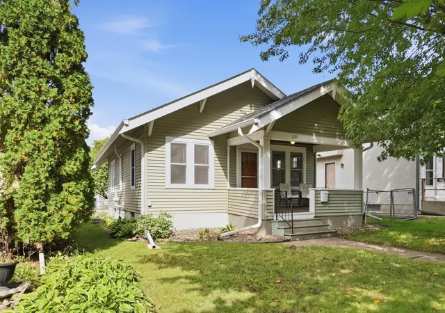 Photo 3 of Single family home for sale at 2089 Randolph Ave, Saint Paul, MN 55105 | MLS# 7151541 | Listing updated on 2026-09-30