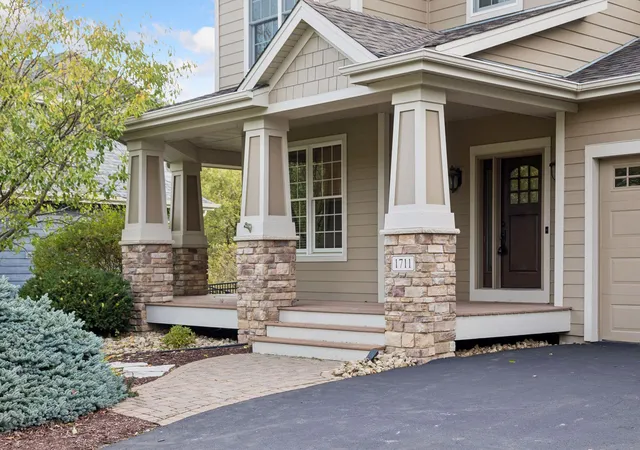 Photo 3 of Single family home for sale at 1711 Deephaven Dr, Saint Paul, MN 55129 | MLS# 7151544 | Listing updated on 2026-10-21