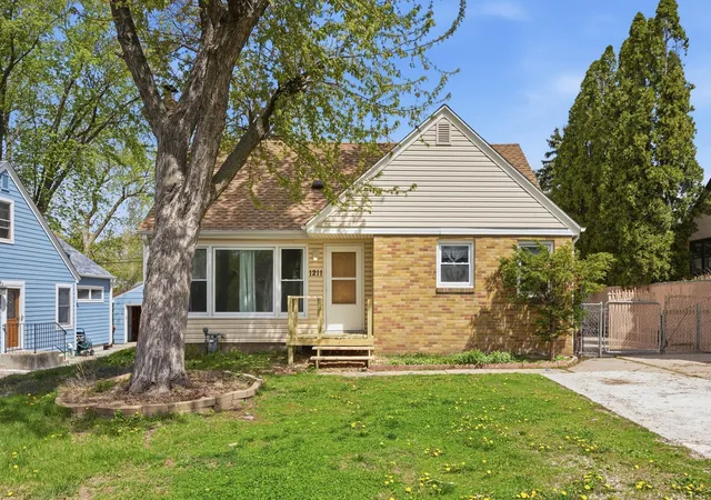 Photo 1 of Single family home for sale at 1211 Lealand Rd E, Saint Paul, MN 55109 | MLS# 7151546 | Listing updated on 2026-09-29