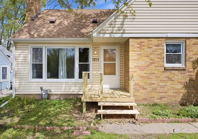 Photo 2 of Single family home for sale at 1211 Lealand Rd E, Saint Paul, MN 55109 | MLS# 7151546 | Listing updated on 2026-09-29