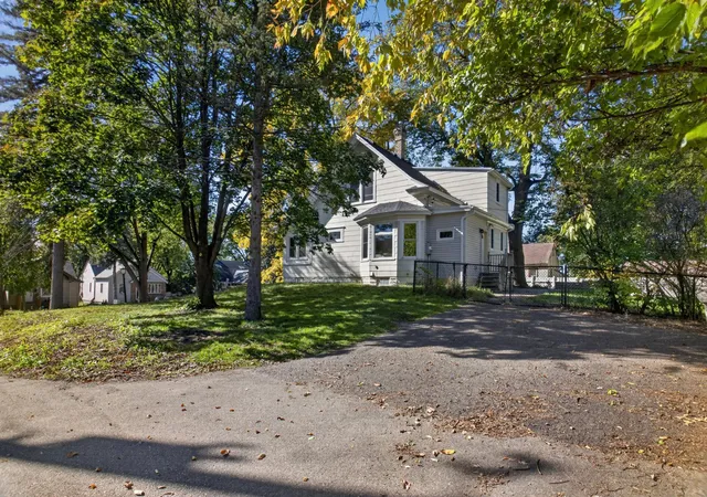 Photo 3 of Single family home for sale at 623 Iowa Ave E, Saint Paul, MN 55130 | MLS# 7151551 | Listing updated on 2026-10-08