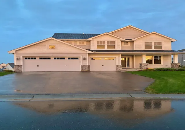 Photo 1 of Single family home for sale at 819 Spancil Hl View, Saint Paul, MN 55129 | MLS# 7151567 | Listing updated on 2026-10-05