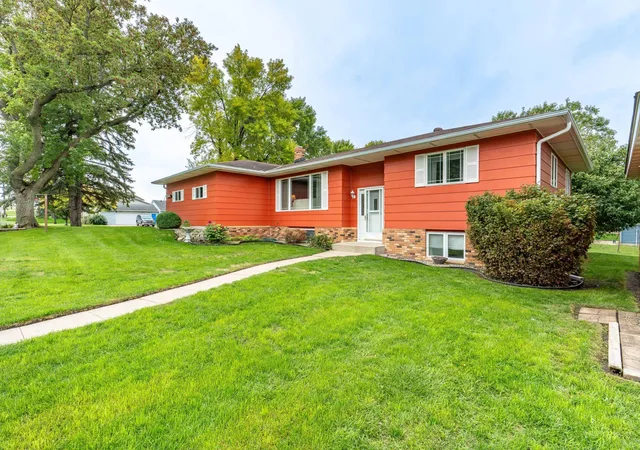 Photo 2 of Single family home for sale at 1320 S Mabelle Ave, Fergus Falls, MN 56537 | MLS# 7151582 | Listing updated on 2026-10-01