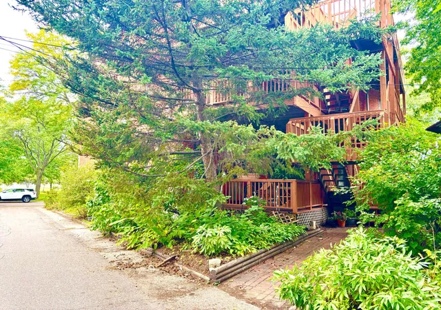 Listing Photo 3 - Condo for sale in building located at 110 Saint Albans St N, St. Paul, MN 55104 - Unit #3