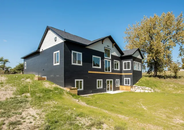 Photo 2 of Single family home for sale at 1001 Moore St, Starbuck, MN 56381 | MLS# 7151731 | Listing updated on 2026-09-30