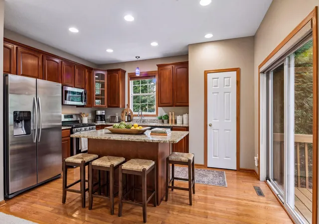 Photo 4 of Single family home for sale at 9370 Rath Pl, Eden Prairie, MN 55347 | MLS# 7151770 | Listing updated on 2026-10-06