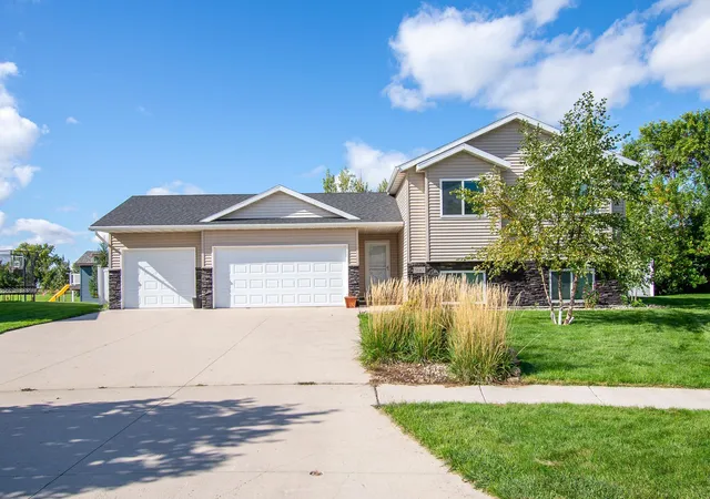Photo 1 of Single family home for sale at 5883 Autumn Dr S, Fargo, ND 58104 | MLS# 7152001 | Listing updated on 2026-10-02