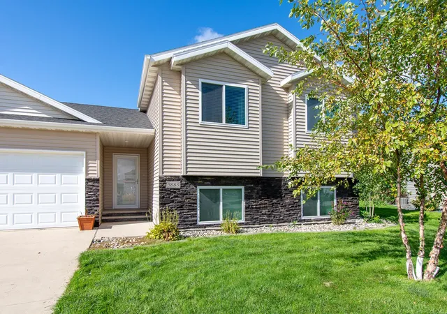 Photo 2 of Single family home for sale at 5883 Autumn Dr S, Fargo, ND 58104 | MLS# 7152001 | Listing updated on 2026-10-02