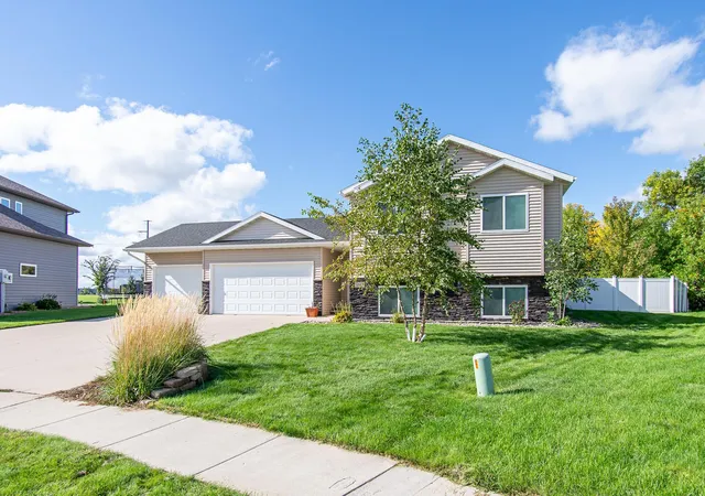 Photo 3 of Single family home for sale at 5883 Autumn Dr S, Fargo, ND 58104 | MLS# 7152001 | Listing updated on 2026-10-02