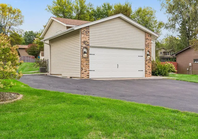 Photo 3 of Sale Pending at 4712 Covington Ct, Saint Paul, MN 55122 | MLS# 7152019 | Listing updated on 2026-10-20