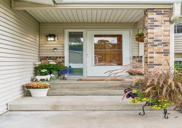 Photo 3 of Sale Pending at 4712 Covington Ct, Saint Paul, MN 55122 | MLS# 7152019 | Listing updated on 2026-10-20