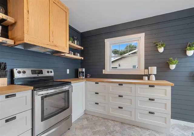 Photo 3 of Single family home for sale at 23 N 65th Avenue W, Duluth, MN 55807 | MLS# 7152168 | Listing updated on 2026-09-30