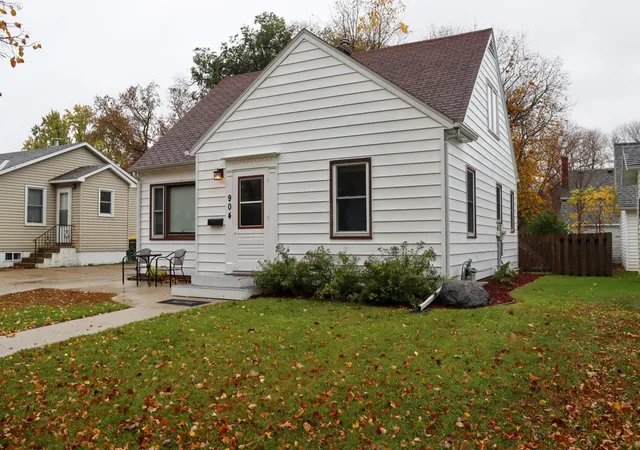 Photo 1 of Single family home for sale at 904 5th Street Se, Willmar, MN 56201 | MLS# 7152218 | Listing updated on 2026-10-29