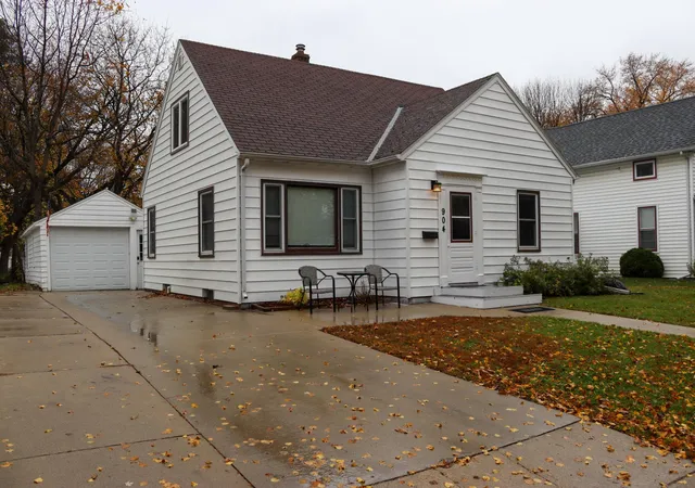 Photo 1 of Single family home for sale at 904 5th Street SE, Willmar, MN 56201 | MLS# 7152218 | Listing updated on 2026-10-29