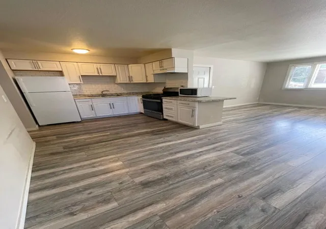 Listing Photo 4 - Condo for sale in building located at 5419 4th St NE, Minneapolis, MN 55421