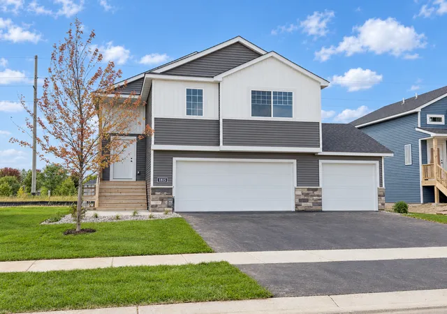 Photo 1 of Single family home for sale at 1815 Pierce St S, Cambridge, MN 55008 | MLS# 7152337 | Listing updated on 2026-10-07