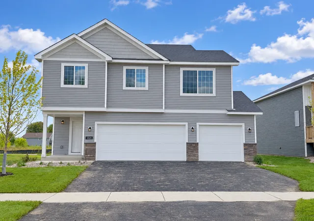 Photo 1 of Single family home for sale at 1821 Pierce St S, Cambridge, MN 55008 | MLS# 7152340 | Listing updated on 2026-10-05