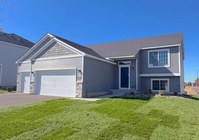 Photo 1 of Single family home for sale at 1923 Pierce St S, Cambridge, MN 55008 | MLS# 7152350 | Listing updated on 2026-10-22