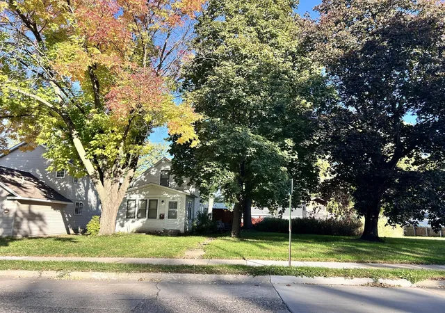 Photo 4 of Single family home for sale at 233 17th Avenue N, Hopkins, MN 55343 | MLS# 7152379 | Listing updated on 2026-10-08