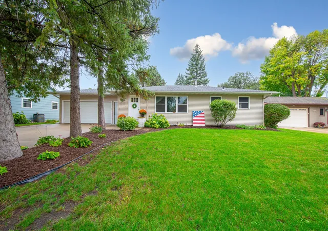Photo 2 of Single family home for sale at 1801 Sunray Ave, Mankato, MN 56001 | MLS# 7152609 | Listing updated on 2026-10-03