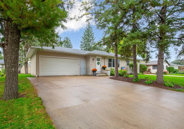 Photo 3 of Single family home for sale at 1801 Sunray Ave, Mankato, MN 56001 | MLS# 7152609 | Listing updated on 2026-10-03