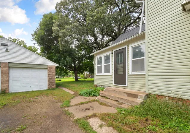 Photo 4 of Sale Pending at 917 Bridge Ave, Albert Lea, MN 56007 | MLS# 7152613 | Listing updated on 2026-10-06