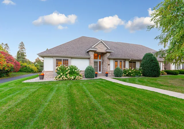 Photo 2 of Townhouse for sale at 123 Woodhill Ct, Mankato, MN 56001 | MLS# 7152668 | Listing updated on 2026-10-03