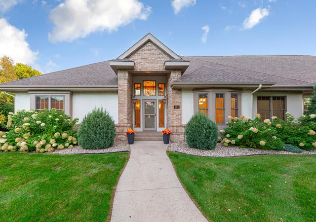 Photo 3 of Townhouse for sale at 123 Woodhill Ct, Mankato, MN 56001 | MLS# 7152668 | Listing updated on 2026-10-03